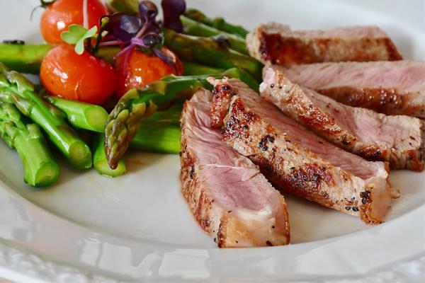 “谷饲牛肉”和“草饲牛肉”的区别主要有哪些？
