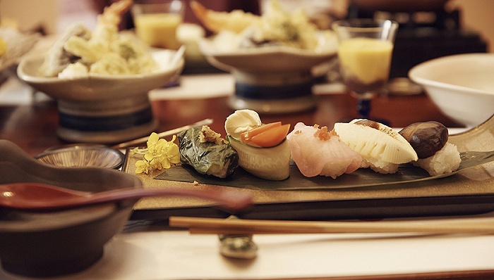舌尖上的日本史：由四种美食勾勒出的“浮世”江户